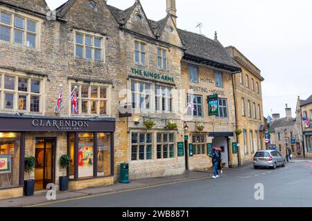 Stow sur la place du marché Wold, pub Kings Arms, galerie d'art Clarendon et maison d'affichage d'hôtel, Cotswolds, Gloucestershire, Angleterre, Royaume-Uni, 2023 Banque D'Images