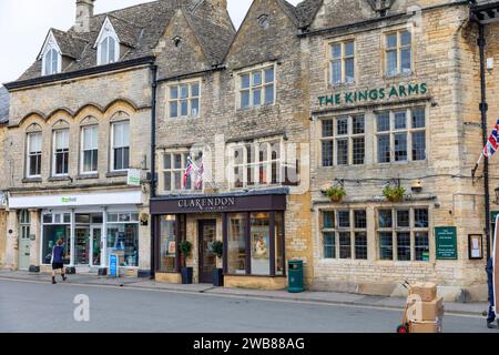 Stow on the Wold Cotswolds Gloucestershire, bâtiments en pierre Kings Arms public House, galerie d'art Clarendon et épicerie Co-Op, Angleterre, Royaume-Uni Banque D'Images