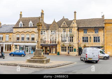 Stow sur la place du marché Wold et traverser avec Kings Arms et Hôtel maison d'affichage, Gloucestershire, Angleterre, Royaume-Uni, 2023 Banque D'Images