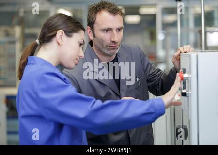 L'homme et la femme à la machine cnc Banque D'Images