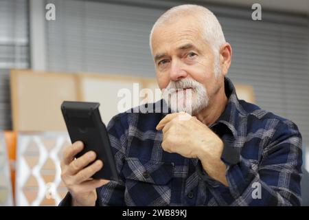 homme senior vérifiant les finances de la maison Banque D'Images