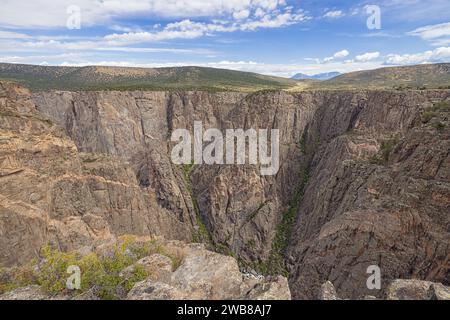 Vue sur Balanced Rock View et Big Island View dans le bord nord du Black Canyon of the Gunnison vu depuis le Devil's Lookout sur le bord sud Banque D'Images