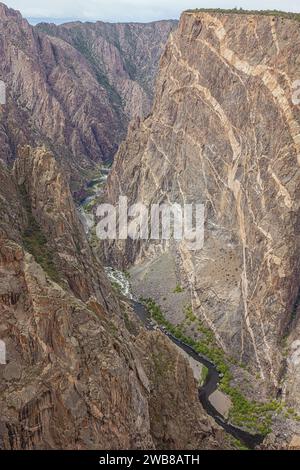 Gros plan du mur peint vu de Painted Wall View sur le bord sud du Black Canyon of the Gunnison Banque D'Images