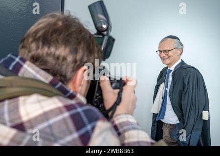 Gand, Belgique. 09 janvier 2024. L'avocat Hans Rieder photographié au début d'une séance dans le procès contre l'ancien député Van Langenhove et certains de ses collègues du mouvement flamand d'extrême droite de jeunesse 'Schild en Vriendenn', accusé de racisme et de sexisme, devant le tribunal correctionnel de Gand, mardi 09 janvier 2024. BELGA PHOTO JONAS ROOSENS crédit : Belga News Agency/Alamy Live News Banque D'Images