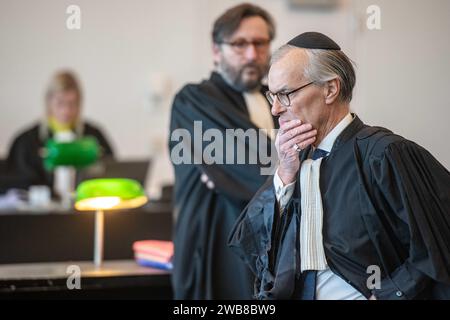 Gand, Belgique. 09 janvier 2024. L'avocat Hans Rieder est photographié au début d'une séance du procès intenté contre l'ancien député Van Langenhove et certains de ses collègues du mouvement flamand d'extrême droite de jeunesse 'Schild en Vriendenn', accusé de racisme et de sexisme, devant le tribunal correctionnel de Gand, mardi 09 janvier 2024. BELGA PHOTO JONAS ROOSENS crédit : Belga News Agency/Alamy Live News Banque D'Images