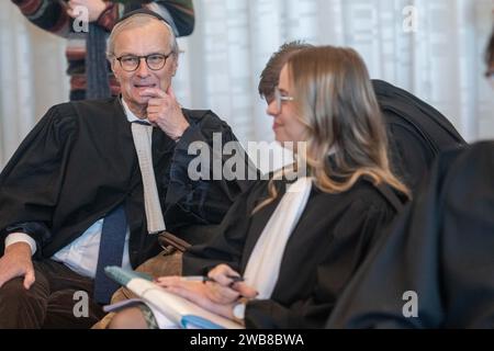 Gand, Belgique. 09 janvier 2024. L'avocat Hans Rieder (à gauche) est photographié au début d'une séance du procès contre l'ancien député Van Langenhove et certains de ses collègues du mouvement flamand d'extrême droite de jeunesse 'Schild en Vriendenn', accusé de racisme et de sexisme, devant le tribunal correctionnel de Gand, mardi 09 janvier 2024. BELGA PHOTO JONAS ROOSENS crédit : Belga News Agency/Alamy Live News Banque D'Images