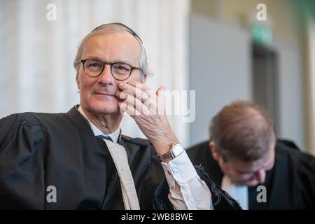 Gand, Belgique. 09 janvier 2024. L'avocat Hans Rieder est photographié au début d'une séance du procès intenté contre l'ancien député Van Langenhove et certains de ses collègues du mouvement flamand d'extrême droite de jeunesse 'Schild en Vriendenn', accusé de racisme et de sexisme, devant le tribunal correctionnel de Gand, mardi 09 janvier 2024. BELGA PHOTO JONAS ROOSENS crédit : Belga News Agency/Alamy Live News Banque D'Images