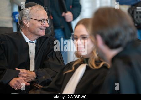 Gand, Belgique. 09 janvier 2024. L'avocat Hans Rieder (à gauche) est photographié au début d'une séance du procès contre l'ancien député Van Langenhove et certains de ses collègues du mouvement flamand d'extrême droite de jeunesse 'Schild en Vriendenn', accusé de racisme et de sexisme, devant le tribunal correctionnel de Gand, mardi 09 janvier 2024. BELGA PHOTO JONAS ROOSENS crédit : Belga News Agency/Alamy Live News Banque D'Images