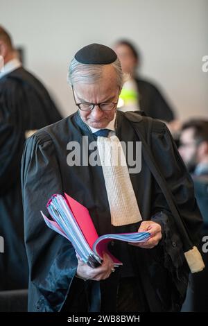 Gand, Belgique. 09 janvier 2024. L'avocat Hans Rieder est photographié au début d'une séance du procès intenté contre l'ancien député Van Langenhove et certains de ses collègues du mouvement flamand d'extrême droite de jeunesse 'Schild en Vriendenn', accusé de racisme et de sexisme, devant le tribunal correctionnel de Gand, mardi 09 janvier 2024. BELGA PHOTO JONAS ROOSENS crédit : Belga News Agency/Alamy Live News Banque D'Images