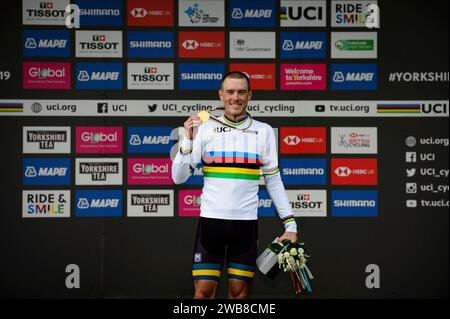 DENNIS Rohan ( AUS ) – Australie – vainqueur - première place – Champion du monde - cérémonie de remise des prix – cérémonie de remise des médailles – Podium – Querformat - quer - horizontal - Paysage - Evénement/Veranstaltung : Championnats du monde de cyclisme sur route UCI - Catégorie/Kategorie : Cyclisme sur route - Elite hommes - lieu/Ort: Europe – Grande-Bretagne - Angleterre - Yorkshire - départ : Northallerton - arrivée : Harrogate - Individual Time Trail ( ITT ) - distance : 54 km - Date/donnée : 25.09.2019 – mercredi - photographe : © Arne Mill - frontalvision.com Banque D'Images