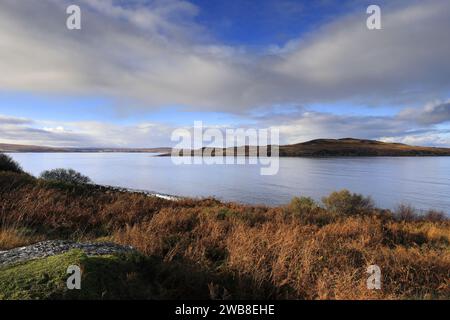 Vue d'automne sur Little Loch Broom près du village de Badcaul, Ross et Cromarty, Highlands écossais, Écosse, Royaume-Uni Banque D'Images