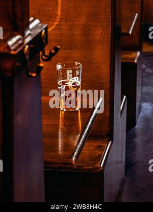 Une pinte de bière sur une table au pub Duke , Londres, Royaume-Uni Banque D'Images