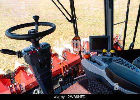 Récolteuse autonome sans pilote sur le terrain. Vue depuis le cockpit Banque D'Images
