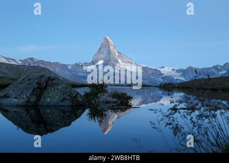 Le célèbre sommet des Alpes Matterhorn dans un ton bleu doux peu après la pause de la journée et avant l'heure du lever du soleil Banque D'Images