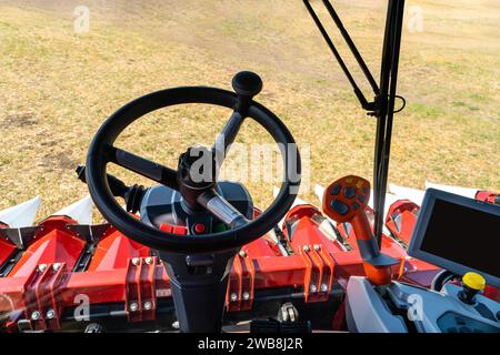 Récolteuse autonome sans pilote sur le terrain. Vue depuis le cockpit Banque D'Images