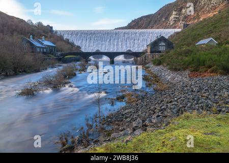 Une journée d'hiver froide au barrage de Caban Coch dans la vallée d'Elan Powys Wales Royaume-Uni. Janvier 2024. Banque D'Images