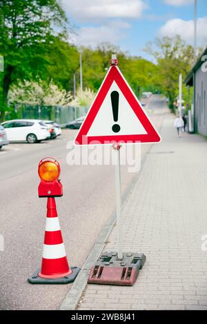 Code de la circulation avec panneau de signalisation point danger sur une route, panneau d'avertissement d'exclamation rouge, panneau de signalisation triangle rouge danger Banque D'Images