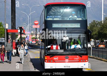 Guangzhou, Chili. 31 octobre 2023. Un bus électrique de fabrication chinoise pour les Jeux panaméricains de 2023 circule sur une route à Santiago, au Chili, le 31 octobre 2023. Crédit : Xin Yuewei/Xinhua/Alamy Live News Banque D'Images