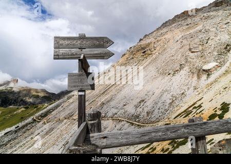 Dolomites, Italie - août 19. 2022 : signes de sentier de randonnée du sentier 105 vers le Tre cime di Lavaredo. C'est l'une des randonnées rondes les plus populaires en cercle Banque D'Images