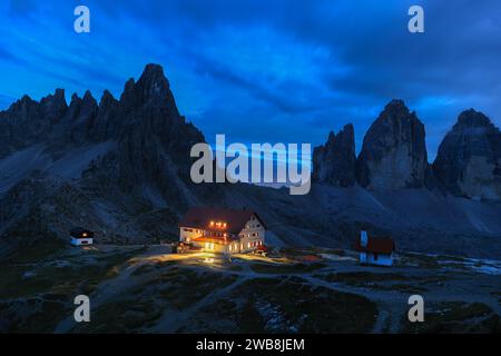 Dolomites, Italie - août 19. 2022 : la cabane de montagne Anotonio Locatelli ou Dreizinnen cabane sous le pied du Monte Paterno Dolomites dans les heures bleues, Sou Banque D'Images