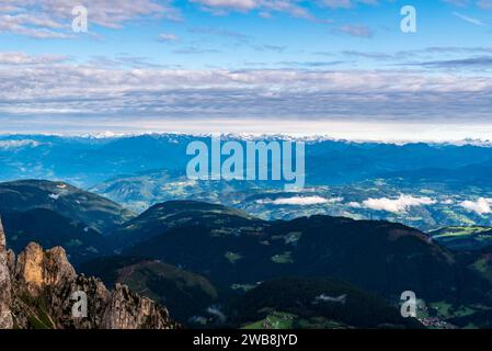 Vue matinale incroyable sur les Alpes de Zillertal couvertes de glaciers de Forcella Grande del Latemar dans le groupe de montagnes Latemar dans les Dolomites Banque D'Images