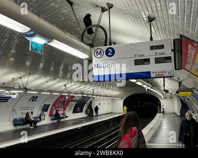 Paris, France. 06 janvier 2024. © PHOTOPQR/LE PARISIEN/Paul Abran ; Paris ; 06/01/2024 ; Station de métro de Ménilmontant (XXe), janvier 2024. Depuis deux mois, une corneille vit au-dessus du quai. Elle s'est habituée à son nouvel environnement. - Station de métro Ménilmontant (20e siècle), janvier 2024. Depuis deux mois, un corbeau vit au-dessus de la plate-forme. Elle s'est habituée à son nouvel environnement. Paris, France Jan 6, 2024 crédit : MAXPPP/Alamy Live News Banque D'Images