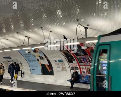 Paris, France. 06 janvier 2024. © PHOTOPQR/LE PARISIEN/Paul Abran ; Paris ; 06/01/2024 ; Station de métro de Ménilmontant (XXe), janvier 2024. Depuis deux mois, une corneille vit au-dessus du quai. Elle s'est habituée à son nouvel environnement. - Station de métro Ménilmontant (20e siècle), janvier 2024. Depuis deux mois, un corbeau vit au-dessus de la plate-forme. Elle s'est habituée à son nouvel environnement. Paris, France Jan 6, 2024 crédit : MAXPPP/Alamy Live News Banque D'Images