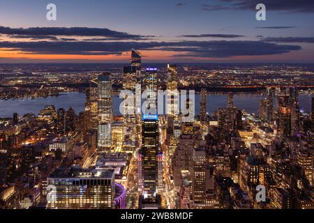 Vue aérienne de Midtown West Manhattan avec Hudson yards gratte-ciel au crépuscule. Chelsea et Hell's Kitchen à New York Banque D'Images
