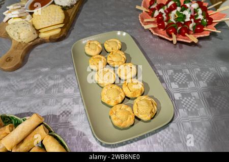 Mini pâtisseries au poulet servies sur un plateau lors d'un rassemblement festif. Banque D'Images