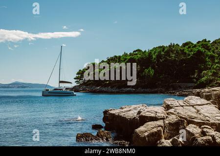 Vue imprenable sur la mer Adriatique et un bateau près de l'île de Lokrum. Destination de voyage en Croatie. Banque D'Images