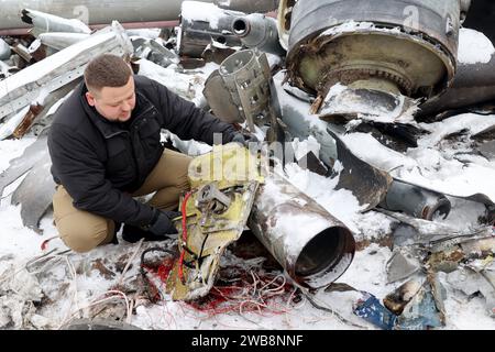 Non exclusive : KHARKIV, UKRAINE - 06 JANVIER 2024 - le porte-parole du procureur régional de Kharkiv et du bureau #x92 ; Dmytro Chubenko présente le frag Banque D'Images