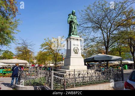 Monument au poète Valentin Vodnik, place Vodnik, marché central de Ljubljana, Slovénie, Europe centrale, Banque D'Images