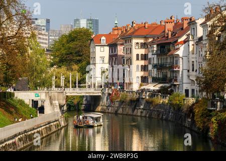 Péniches sur la rivière Ljubljanica, Ribja brv, Ljubljana, Slovénie, Europe centrale, Banque D'Images