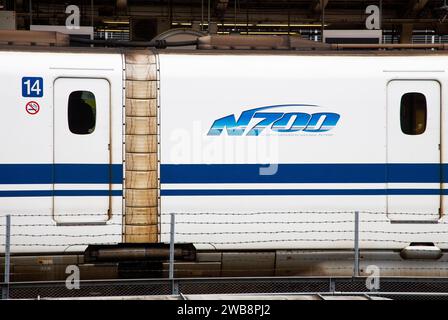 Une papeterie de train Shinkansen série N700 à la gare de Mishima dans la préfecture de Shizuoka, Japon. Banque D'Images