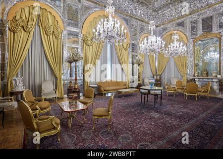 Vue intérieure de la salle des miroirs (Talar e Aineh) dans le palais du Golestan, site du patrimoine mondial de l'UNESCO. Téhéran, Iran. Banque D'Images