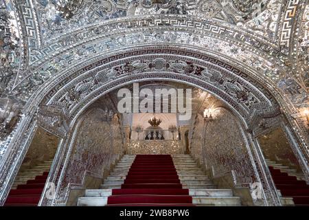 Escalier avec plafond voûté décoré avec subtilité de mosaïques miroirs (aina-kari) dans le palais du Golestan, site du patrimoine mondial de l'UNESCO. Téhéran, Iran. Banque D'Images