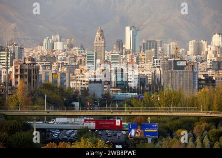 Vue panoramique de la partie nord de la ville de Téhéran depuis le pont de Tabiat. Téhéran, Iran. Banque D'Images