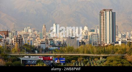 Vue panoramique de la partie nord de la ville de Téhéran depuis le pont de Tabiat. Téhéran, Iran. Banque D'Images