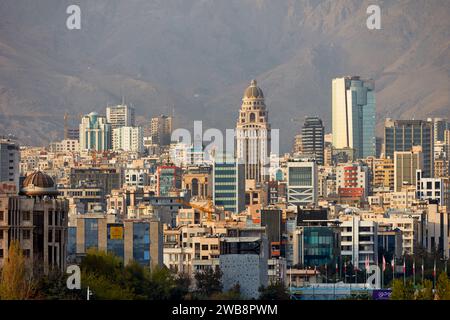 Vue panoramique de la partie nord de la ville de Téhéran depuis le pont de Tabiat. Téhéran, Iran. Banque D'Images