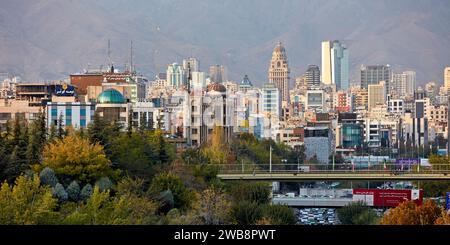 Vue panoramique sur la partie nord de la ville depuis le pont de Tabiat. Téhéran, Iran. Banque D'Images