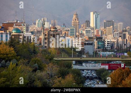 Vue panoramique de la partie nord de la ville de Téhéran depuis le pont de Tabiat. Téhéran, Iran. Banque D'Images