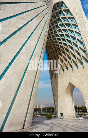 Une vue à faible angle de la Tour Azadi (Tour de la liberté), un monument emblématique de Téhéran, en Iran. Banque D'Images