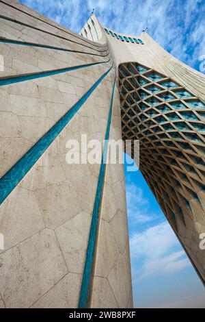 Une vue à faible angle de la Tour Azadi (Tour de la liberté), un monument emblématique de Téhéran, en Iran. Banque D'Images