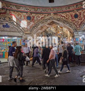 Les gens marchent dans le Grand Bazar historique à Téhéran, en Iran. Banque D'Images