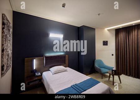 Vue intérieure d'une chambre simple de l'hôtel Atana à Téhéran, Iran. Banque D'Images