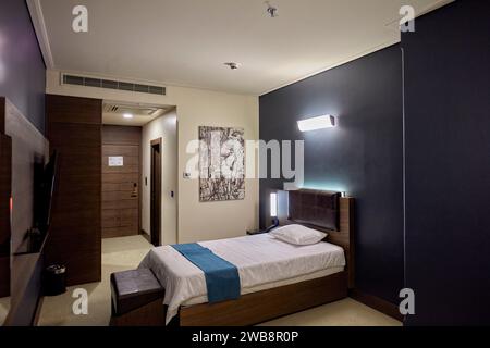 Vue intérieure d'une chambre simple de l'hôtel Atana à Téhéran, Iran. Banque D'Images