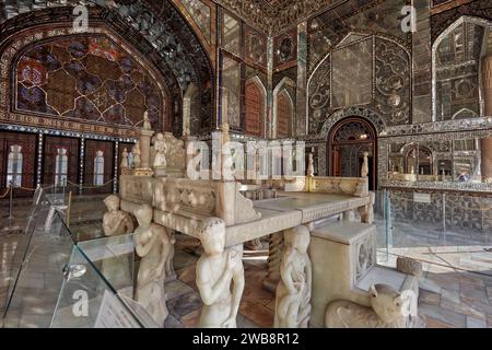 Le trône de marbre du 18e siècle (Takht e Marmar) dans le palais du Golestan, site du patrimoine mondial de l'UNESCO. Téhéran, Iran. Banque D'Images