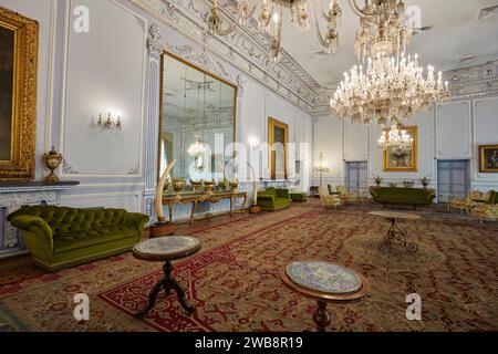 Vue intérieure de la salle d'Ivoire (Talar e Adj), une grande salle utilisée comme salle à manger dans le palais du Golestan, site du patrimoine mondial de l'UNESCO. Téhéran, Iran. Banque D'Images