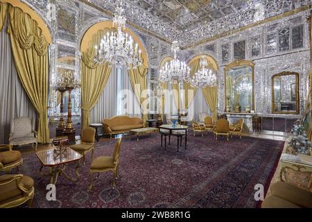 Vue intérieure de la salle des miroirs (Talar e Aineh) dans le palais du Golestan, site du patrimoine mondial de l'UNESCO. Téhéran, Iran. Banque D'Images