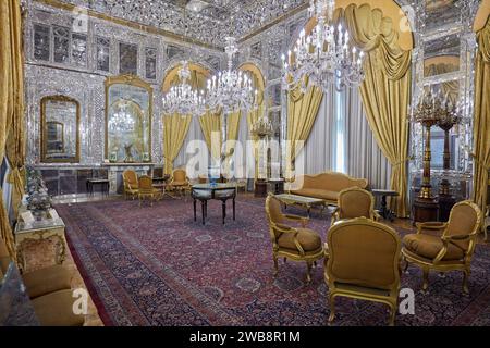 Vue intérieure de la salle des miroirs (Talar e Aineh) dans le palais du Golestan, site du patrimoine mondial de l'UNESCO. Téhéran, Iran. Banque D'Images